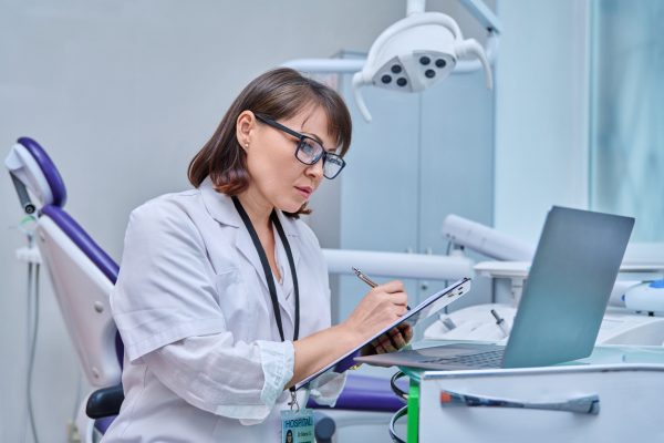 Gestão em odontologia: Supere os desafios de ser o dentista e gestor da sua clínica