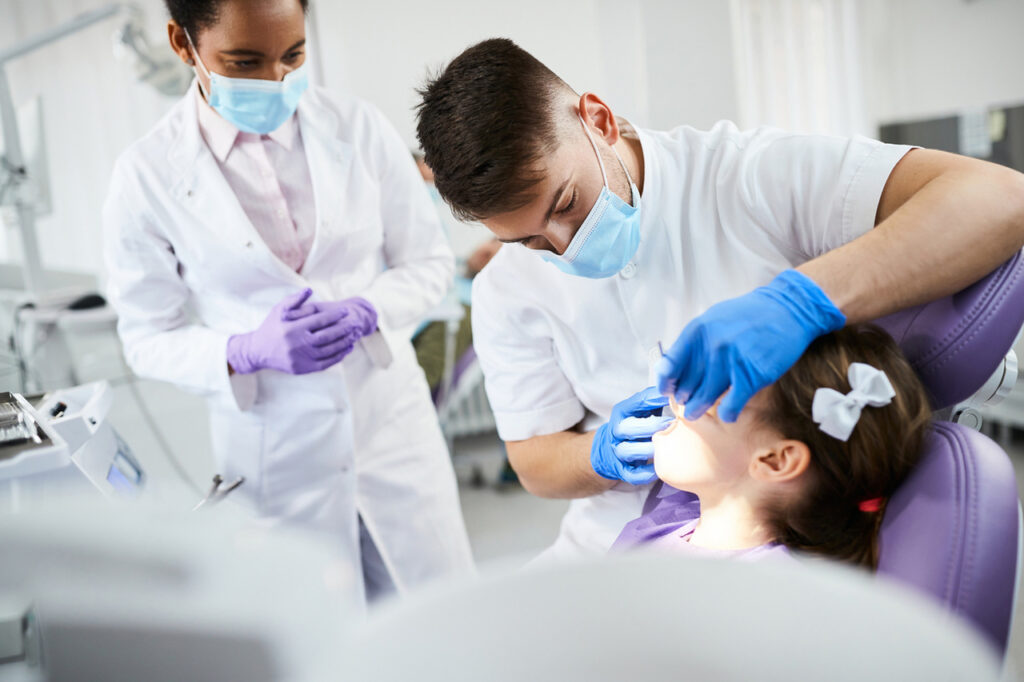 tratamento de paciente em clínica escola de odontologia.