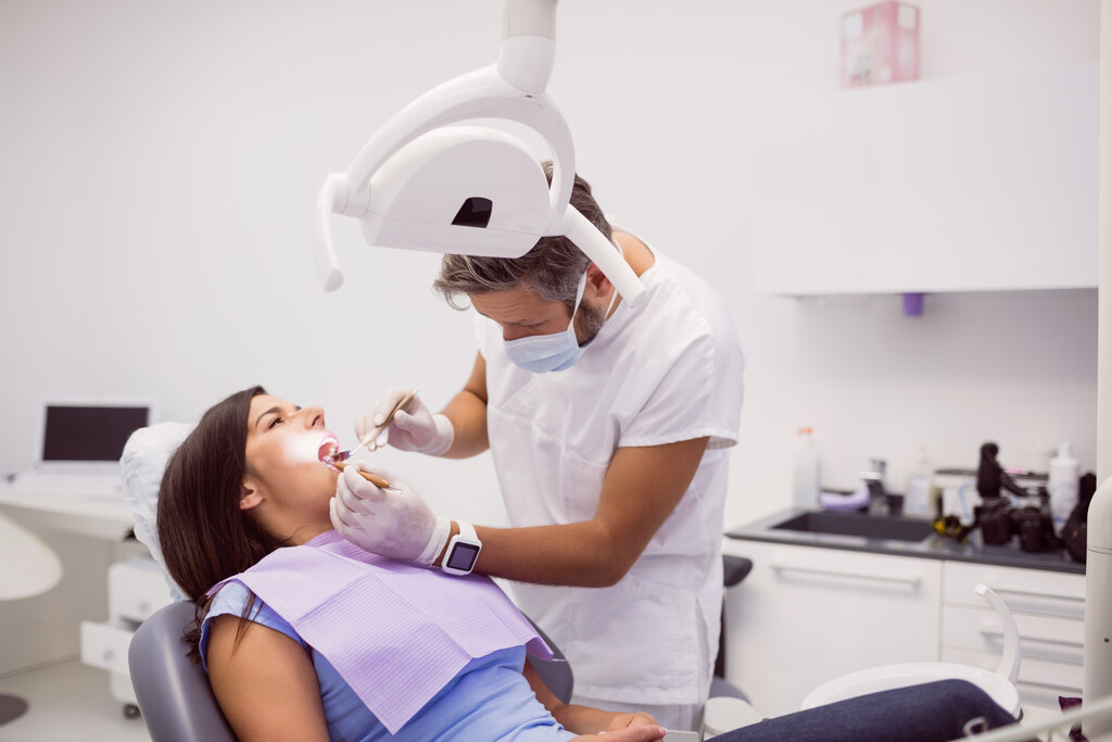 Dentista realizando atendimento por convênio odontológico