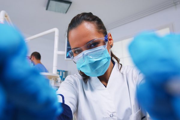 Técnico em Saúde Bucal, Auxiliar de Dentista e Secretária Odontológica: entenda o papel de cada profissional na sua clínica