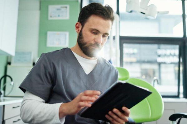 Pessoa Física ou Jurídica: qual a melhor opção no regime tributário para dentistas?