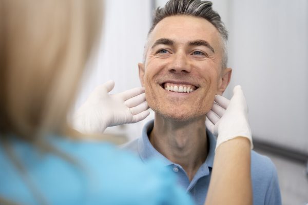 Implantes dentários: tipos, indicações, cuidados e como atrair mais pacientes Implantes dentários: tipos, indicações, cuidados e como atrair mais pacientes