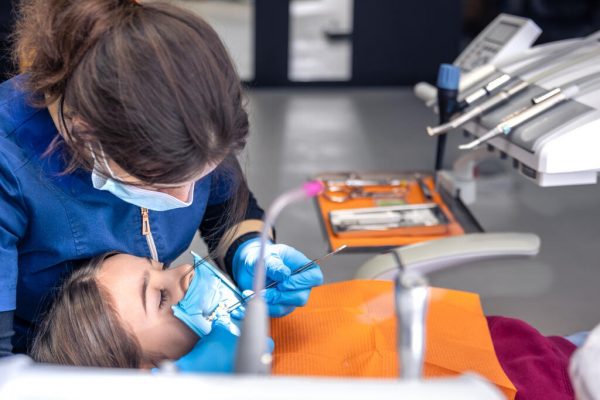 Guia completo sobre biomateriais em odontologia para preparar seu consultório